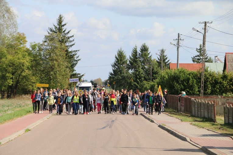 Rostkowo. Pielgrzymka dzieci (część I)