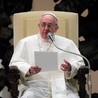 Papież zachęca do modlitwy za utrudzonych kapłanów