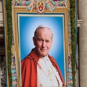 Dary z Watykanu i relikwie Jana Pawła II na licytacji dla chorych na mukowiscydozę