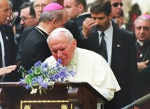 Jan Paweł II - modlitwa wśród tłumu