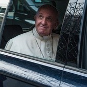 Papież nieoczekiwanie opuścił Watykan
