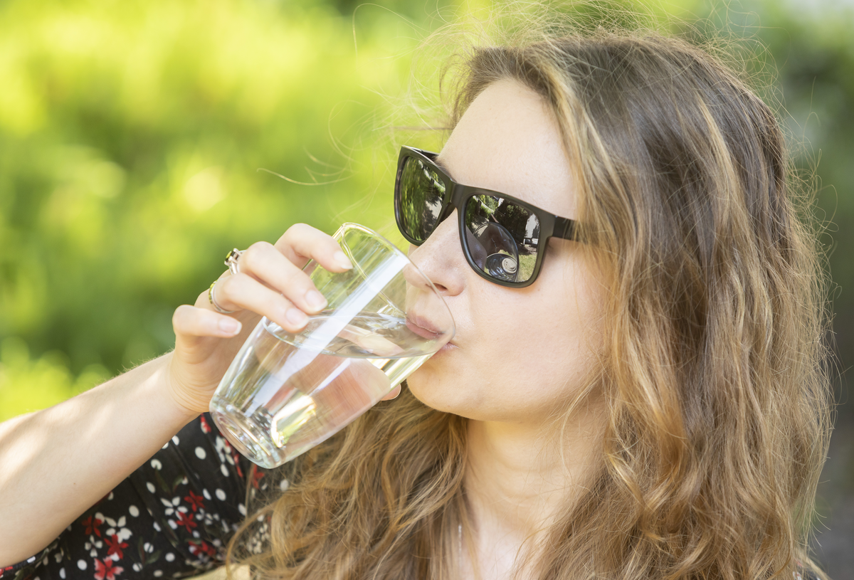 La necesidad de beber 8 vasos de agua al día es un mito