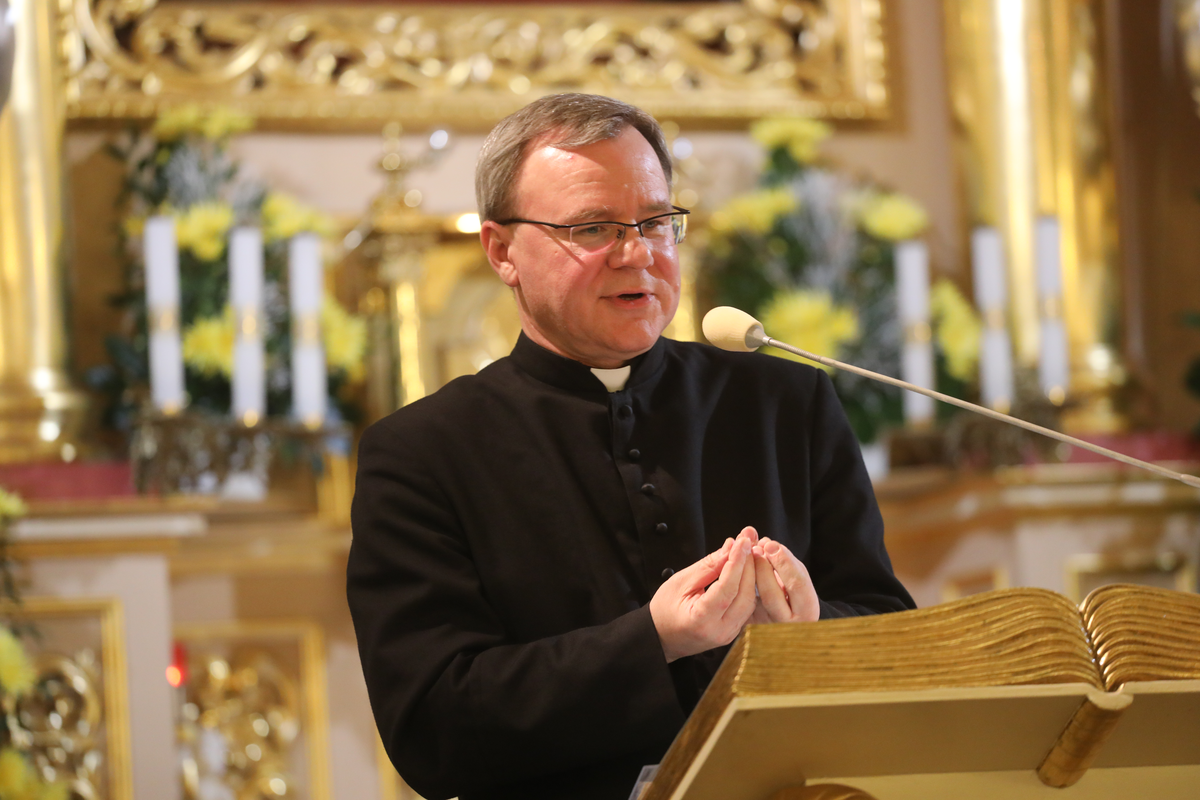 Między Dobrem A Złem Człowiek W Obliczu Wyborów Moralnych ks. Tomasz Jaklewicz: Człowiek wybiera między dobrem i złem...